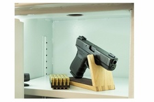 Drewniany stojak Range Solutions na pistolet