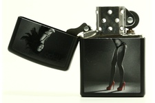 Zapalniczka ZIPPO Czerwone Buty- para 7,Black Matte